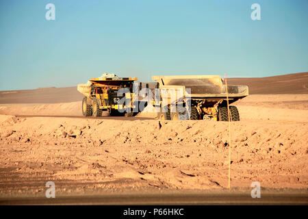 Muldenkipper auf einer Straße in der Escondida Fahrt zu oder von Sulfid Leach in Escondida, Chile Stockfoto