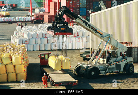 Gabelstapler Laden Säcke Mineral auf Lkw im Hafen von Mejillones in Chile Stockfoto