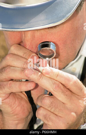 Geologen untersuchen Probe Stockfoto