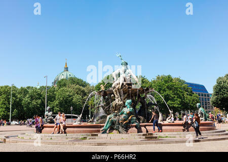 Neptun Brunnen ist die älteste noch funktionierende Brunnen in Berlin von architech Karl Friedrich Schinkel im Jahr 1845 konzipiert. Stockfoto