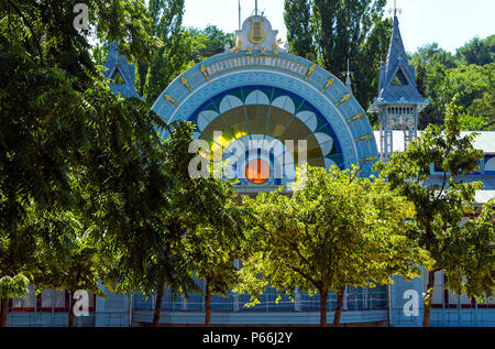 PYATIGORSK, Russland - 28. JUNI 2018: Historische Gebäude Lermontow Galerie in Tsvetnik Park Resort Pyatigorsk, Kaukasus, Russland. Stockfoto