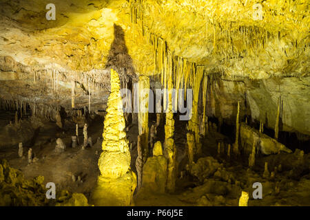 Mallorca, viele alte Stalagmit Kalksteinformationen Stalagtiten berühren, die in den Höhlen von Drach Stockfoto