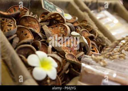 Detail der getrockneten bael Frucht. Bild in einem Street Market in Bangkok, Thailand. Stockfoto