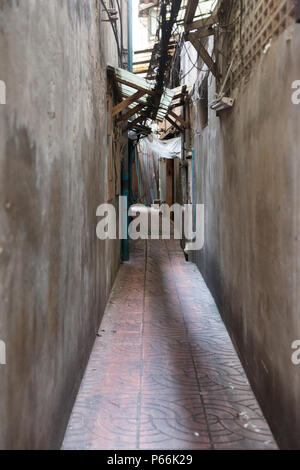 Blick auf eine leere Straße in Street Market. Bild in einem Street Market in Bangkok, Thailand. Stockfoto