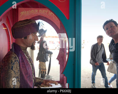 Auf Brighton Seafront, durch den Namen der Zoltar sitzt ein Wahrsager Roboter in einem Kiosk. Stockfoto