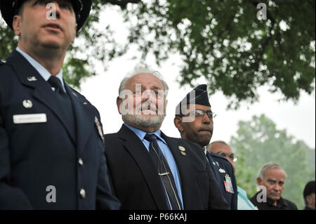 Oberstleutnant Timothy Richardson, 94th Intelligence Squadron Commander, und pensionierte Chief Master Sgt. Tom Nurre lauschen Sie dem Chor singen 'Amazing Grace' während ein Baron 52 Kranzniederlegung zum 11. Mai 2016 in Arlington, Virginia. Er Zeremonie ist seit 1995 die gefallenen Flieger der 6994Th Security Squadron und 361 taktische elektronische Kriegsführung Squadron während des Vietnam Krieges zu ehren. (U.S. Air Force Foto/Staff Sgt. Alexandre Montes) Stockfoto