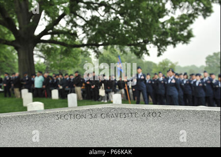 Flieger von der 94th Intelligence Squadron Veteranen der 6994Th Security Squadron, 361 taktische elektronische Kriegsführung Squadron und Gast stehen als Schlusswort während der Baron 52 Kranz - Grundsteinlegung 11. Mai 2016 in Arlington, Virginia. Die Zeremonie ist seit 1995 gehalten worden die gefallenen Flieger der 6994Th SS während des Vietnam Krieges zu ehren. (U.S. Air Force Foto/Staff Sgt. Alexandre Montes) Stockfoto