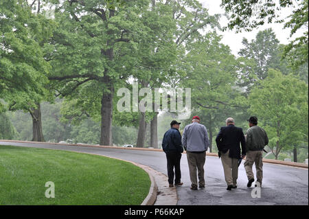 Mehrere 6994th Security Squadron und 361 taktische elektronische Kriegsführung Squadron Veteranen Spaziergang durch den Arlington National Friedhof nach der Teilnahme an einem Baron 52 Kranzniederlegung zum 11. Mai 2016 in Arlington, Virginia. Der 6994Th SS' zurück - Enders' und 361 TEWS durch ein Motto "Unbewaffnete, allein und ohne Angst" ging, als sie auf einer EC-47 unbewaffnete Weltkrieg II Flugzeuge während des Vietnam Krieges flog. Ihre Intelligenz sammeln Missionen Schlüssel wurden zu ermitteln, Empfehlungen, die mit der Verwendung von Airborne Radio Richtung Diagnose (Ardf) Ausrüstung in der Rückseite eines EG-47. (U.S. Air Force Foto/Staff Sgt. Alexandre Montes Stockfoto