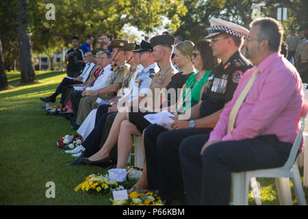 Oberstleutnant Steven M. Sutey, 1.BATAILLON, 1. Marine Regiment kommandierenden Offizier, sitzt neben Australian Defence Force Mitglieder und geehrter Gast während der 74. Jahrestag der Schlacht im Korallenmeer Mai 13, 2016, auf der USS Peary Gun Memorial in Darwin, Northern Territory, Australien. Die Schlacht der Coral Sea war eine Reihe von Marine- und Antenne Engagements durch die USA und Australien gegen Japan, die 4-8, 1942 aufgetreten, an der Nordostküste Australiens. Verpflichtungen der Gemeinschaft und der bilateralen Training während der Marine die Drehkraft - Darwin zeigen die US Marine Corps und Stockfoto