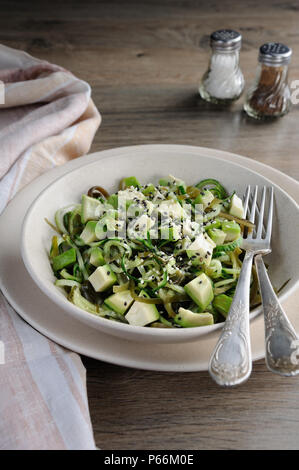 Von Nudeln Salat aus Gurken und laminaria, Scheiben Avocado mit Sesam Stockfoto