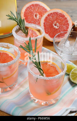 Dieser herrlichen Cocktail von frischen rosa Palomas wird die Art und Weise, wie Sie tequila Aussehen ändern. Ein festliches Getränk ist ideal für Brunch, Feste und Feiertage. Stockfoto