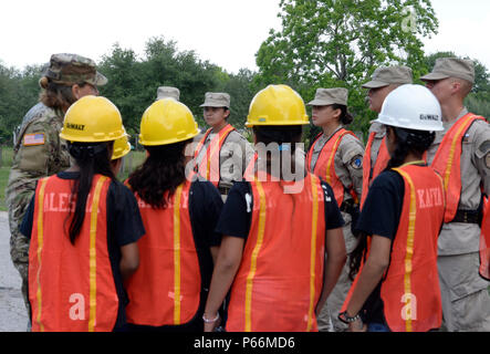 Oberst Suzanne Adkinson, Kommandant der Texas gemeinsame Counterdrug Taskforce, spricht mit Texas Herausforderung Akademie Kadetten und Eagle Lake Mittelschule fünften Grad Studentenführer an einem der Eagle Lake Operation Clean Up's Abrissflächen April 25, 2016. Mitglieder von der Texas gemeinsame Counterdrug Taskforce besucht den Abriss eines baufälligen Haus, das auf die Nutzung und den Vertrieb illegaler Drogen gebunden war. Der Abriss war die erste von 21 Strukturen der Stadt wird als Teil des Programms zerstören. (U.S. Air National Guard Foto von 1 Lt Alicia Lacy) Stockfoto