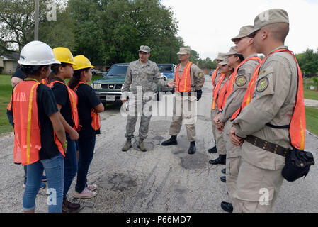 Texas Herausforderung Akademie Kadetten sprechen zu der fünften Klasse Studentenführer an einem der Eagle Lake Operation Clean Up's Abrissflächen April 25, 2016. Mitglieder von der Texas gemeinsame Counterdrug Taskforce besucht den Abriss eines baufälligen Haus, das auf die Nutzung und den Vertrieb illegaler Drogen gebunden war. Der Abriss war die erste von 21 Strukturen der Stadt wird als Teil des Programms zerstören. (U.S. Air National Guard Foto von 1 Lt Alicia Lacy) Stockfoto