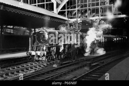 Ex-LNER Pacific Nr. 60159 Bonnie Dundee, ein Edinburgh Haymarket Motor, Köpfe die Queen of Scots bei Newcastle Central am 29. Dezember 1954. Stockfoto