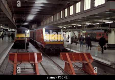 Express Personenzüge am Puffer hält am Bahnhof Euston, London C 1999 Stockfoto