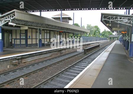 Allgemeine Plattform Blick in Smethwick Galton Bridge Station, West Midlands, zeigt die Plattform Vordächer. 2007 Stockfoto