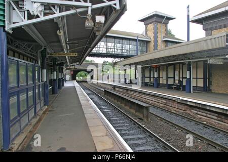 Allgemeine Plattform Blick in Smethwick Galton Bridge Station, West Midlands, zeigt die Plattform Vordächer. 2007 Stockfoto