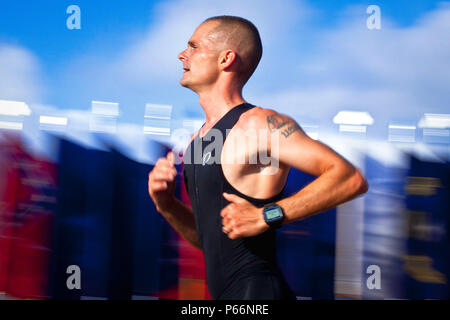 Us Marine Corps Gunnery Sgt. David S. D'Andrea, stellvertretender Direktor der Marine Corps Base Hawaii Personal Non-Commissioned Officer Academy, läuft über die Ziellinie während der keiki und Koa Kai Sprint Triatholon im Hangar 101, die an Bord der Marine Corps Air Station, Kaneohe Bay, Hawaii, 1. Mai 2016. Dieser Triathlon wurde eine von 13 jährlichen Rennen im Rennen der kommandierende Offizier Serie von verschiedenen Einheiten an Bord Marine Corps Base Hawaii die hilft, fundraise Ereignisse, wie die Marine Corps Ball gehostet werden. (U.S. Marine Corps Foto von Cpl. Aaron S. Patterson/Freigegeben) Stockfoto