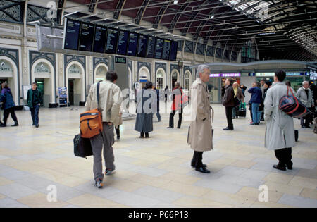 Allgemeine Ansicht der Bahnhofshalle am Bahnhof Paddington, London. C 2001 Stockfoto