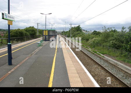 Allgemeine Ansicht der Plattformen in Dudley Hafen Bahnhof, West Midlands. 2007 Stockfoto