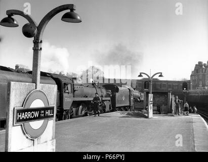 Egge auf dem Hügel und ein London, Marylebone Bahnhof Doppel durch den eng verwandten ehemalige LMS Schwarz 5 und ein BR-Standard 5. c 1960 vorangegangen Stockfoto