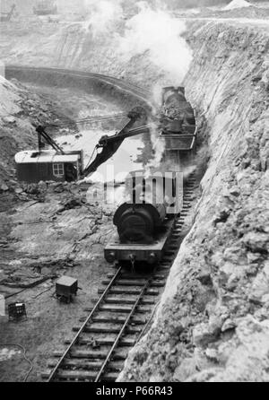 Buchsen Grün" und "Ring Haw" die beiden 16 Hunslet 0-6-0 STs die Nassington Eisenstein Mine gearbeitet, wie hier zu sehen warten auf den Wagen geladen werden. Th Stockfoto