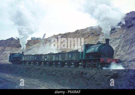 Die nassington Eisenstein Mine zwei hunslet 16 0-6-0 STs, Buchsen Grün und Ring Haw, Thread ein beladener Zug durch die Speiseröhre. 1970. Stockfoto