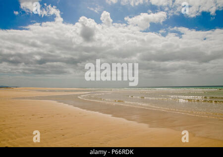 Klar tuquoise Gewässern des Atlantik auf Sotavento Beach auf Fuerteventura, Kanarische Inseln Stockfoto