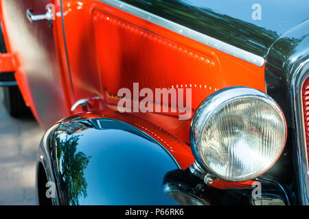 Detailed view of a historic vehicle with free headlights, red bonnet and black shiny wings, Oldtimer-Festival, Germany Stockfoto