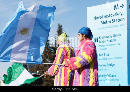 St. Petersburg, Russland - 26. Juni 2018: Animatoren mit National Flagge von Argentinien und Nigeria an der Sankt Petersburg Stadion vor dem Spiel von Fif Stockfoto