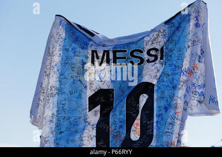 St. Petersburg, Russland - 26. Juni 2018: Die argentinische Fußball-Fans mit der Nationalmannschaft einheitliche Nummer 10 Messi bei Saint Petersburg Stadion während FI Stockfoto