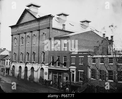 Washington, D.C. Ford Theater (Szene der Ermordung von Präsident Lincoln), mit wachen Geschrieben am Eingang und Crepe von Windows drapiert. April 1865. Stockfoto