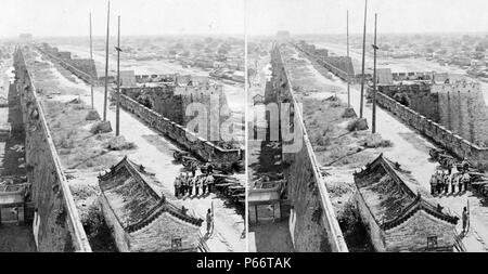 Die Mauer von Peking durch die Russische Artillerie bewacht, China c 1900. Russische Soldaten und Kanonen auf der Stadt Beijing an der Wand montiert. 1900 Stockfoto