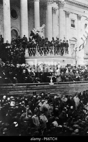 Präsident Abraham Lincoln mit seiner zweiten Antrittsrede vor der United States Capitol, März 4, 1865. Der Gast erwartet die Adresse des Präsidenten. Lincoln sitzt noch an der linken Mitte. Auf Lincoln's Links sind die Richter des Obersten Gerichts; zu seiner Rechten, die Mitglieder seines Kabinetts. An seinem sofort rechts, ist Andrew Johnson; und, neben Johnson und schaut in den Kameramann, ist der scheidende Vizepräsident Hannibal Hamlin. Stockfoto