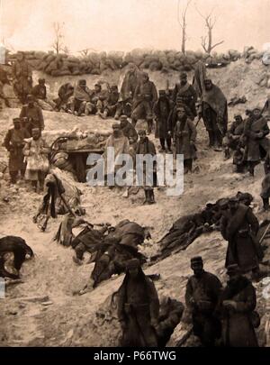 Französische Soldaten, die Übernahme einer Deutschen graben Position als Feind Opfer mit Mänteln während des Ersten Weltkriegs 1916 abgedeckt liegen Stockfoto