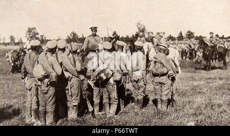 Russische Soldaten in der Nähe von Warschau, Polen gegen Ende des Ersten Weltkriegs 1918 Stockfoto