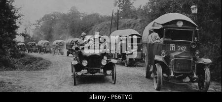 Französische mechanisierte Division auf der Straße im Norden von Frankreich während des Ersten Weltkriegs 1914 Stockfoto