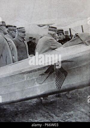 General Foch und leitende Offiziere der Armee Grüße französische Air Ace pilot Captain Guynemer neben ein Flugzeug der französischen Armee 1917 aircfraft im September 1916 Stockfoto