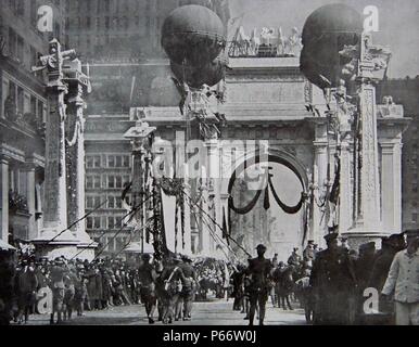 Die amerikanischen Truppen marschieren unter einem Sieg Arch in New York, ihre Rückkehr aus dem Ersten Weltkrieg zu markieren. Stockfoto