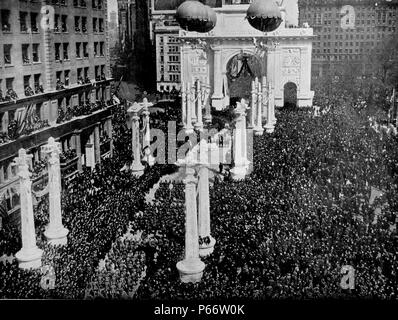 Madison Square in New York, dem Schauplatz der jubelnden Rückkehr der amerikanischen Soldaten aus der 27.Division aus Frankreich am Ende des Ersten Weltkriegs. 1919 Stockfoto