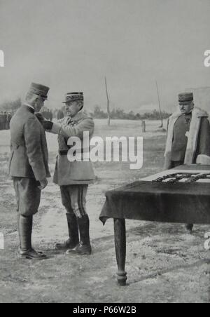 Allgemeine Neville Auszeichnungen Croix de guerre an den Herzog von Aosta. Prinz Emanuele Filiberto von Savoy-Aoste, 2. Herzog von Aosta (13. Januar 1869 - vom 4. Juli 1931) war ein Mitglied des Hauses Savoyen, Kronprinz von Spanien von 1870 bis 1873, und ein Cousin von Victor Emmanuel III. von Italien. Während des Ersten Weltkrieges der Herzog von Aoste die Italienische dritte Armee, die den Spitznamen Armata invitta ('undefeated Armee" geboten). 1917 Stockfoto