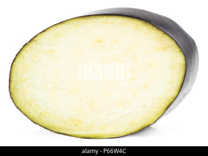 Aubergine oder eierfrucht mit auberginenscheiben auf weißem Hintergrund. Datei enthält Beschneidungspfade. Stockfoto