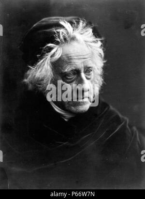 Sir John Herschel mit Kappe von Julia Margaret Cameron (11. Juni 1815 - 26. Januar 1879) Der britische Fotograf. Sie wurde für ihre Porträts von berühmten Persönlichkeiten bekannt. Sir John Herschel war ein englischer Astronom, Mathematiker und Naturwissenschaftler. Stockfoto