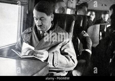 Adolf Hitler 1889-1945. Auf einem Flugzeug sitzt. Deutsche Politiker und Führer der Nsdap, der ein Auto fährt. Er war Bundeskanzler der Bundesrepublik Deutschland von 1933 bis 1945 und Diktator von Nazi-deutschland von 1934 bis 1945. Stockfoto