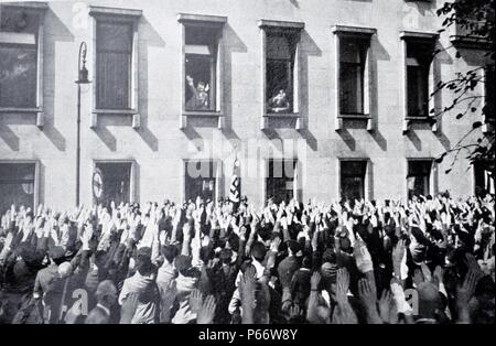 Nazi-Anhänger versammeln, um Welle an Hitler, als er von seinem Büro im Kanzleramt in Berlin sucht Stockfoto