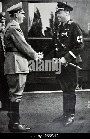 Adolf Hitler wird von Richard Walther Darré (1895-1953), SS-Obergruppenführer und einer der führenden Nazis "Blut und Boden" (deutsch: Blut und Boden) Ideologen met. Er diente als Reichsminister für Ernährung und Landwirtschaft von 1933 bis 1942. Stockfoto