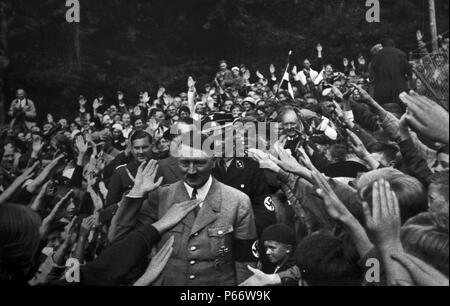 Adolf Hitler 1889-1945. Deutscher Politiker und Führer der NSDAP mit lokalen Unterstützer am Obersalzberg Stockfoto