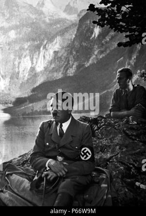 Adolf Hitler 1889-1945. Deutsche Politiker und Führer der Nsdap mit lokalen Unterstützer an einem See Aussichtspunkt bei Berchtesgaden Stockfoto