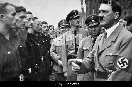 Adolf Hitler mit Robert Ley 1890 - 25. Oktober 1945) Gruß junge Nazi Arbeiterbewegung Mitglieder 1935. Ley war ein älterer NS-Politiker und Leiter der Deutschen Arbeitsfront von 1933 bis 1945. Er Selbstmord begangen, während auf eine Gerichtsverhandlung in Nürnberg wegen Kriegsverbrechen. Stockfoto
