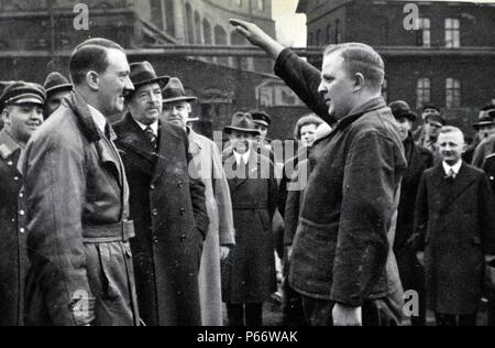 Adolf Hitler 1889-1945. Deutsche Politikerin begrüßt deutsche Zwangsarbeiter Stockfoto